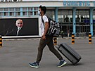 Lidé se snaí odlett z mezinárodního letit v afghánském Kábulu. (14. srpna...