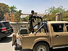 Afghánský voják ve vojenském vozidle na ulici v Kábulu (15. srpna 2021)