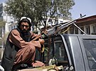 Bojovník Tálibánu sedí na zadní ásti vozidla s kulometem ped hlavní branou...