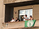 Fanouci Bohemians sledují z balkónu ve Vrovicích malé praské derby.