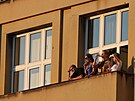 Fanouci sledují z balkónu ve Vrovicích malé praské derby.