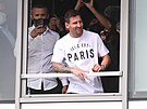 Lionel Messi zdraví fanouky Paris St. Germain na letiti.