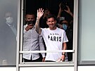 Lionel Messi zdraví fanouky PSG, kteí ho pili pivítat na letit Le...