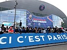 Fanouci ped Parkem princ, stadionem Paris St. Germain, vítají nejnovjí...