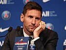 Lionel Messi, nová posila Paris St. Germain, na první tiskové konferenci po...