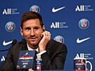 Lionel Messi, nová posila Paris St. Germain, na první tiskové konferenci po...