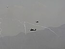 Americké vojenské helikoptéry Black Hawk létají nad Kábulem. Bojovníci Talibanu...