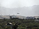 Amerití diplomaté a dalí pracovníci se pomocí vrtulník pesouvají ze svého...
