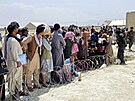 Afghánská bezpenostní strá se snaí udrovat poádek na mezinárodním letit...
