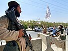 Tálibántí bojovníci ped ministerstvem vnitra v Kábulu (17. srpna 2021)