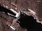Hooverova pehrada na ece Colorado zadruje vodu v nádri Mead. Satelitní...