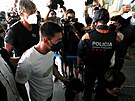 Lionel Messi se na barcelonském letiti El Prat chystá k odletu do Paíe, kde...