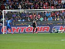 Jhon Mosquera stílí druhý gól Plzn do sít CSKA Sofie v duelu play off...
