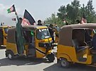 Afghánci jezdí po mst Kábul s vlajkami své zem. Pipomínají si Den...