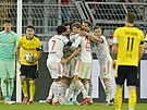 Fotbalisté Bayernu Mnichov slaví gól proti Borussii Dortmund.
