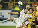 Robert Lewandowski z Bayernu Mnichov pálí z voleje v utkání proti Borussii...