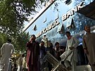 Lidé v Kábulu stojí fronty ped bankou, chtjí vybrat úspory