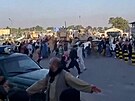 Afghánci utíkají na letit, v pozadí je slyet stelba