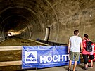 Lid� se mohli pod�vat do p�ipravovan�ho 370 metr� dlouh�ho �elezni�n�ho tunelu...
