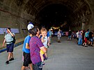 Lid� se mohli pod�vat do p�ipravovan�ho 370 metr� dlouh�ho �elezni�n�ho tunelu...