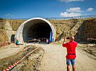 Lid� se mohli pod�vat do p�ipravovan�ho 370 metr� dlouh�ho �elezni�n�ho tunelu...