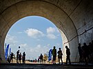 Lid� se mohli pod�vat do p�ipravovan�ho 370 metr� dlouh�ho �elezni�n�ho tunelu...