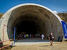 Lid� se mohli pod�vat do p�ipravovan�ho 370 metr� dlouh�ho �elezni�n�ho tunelu...