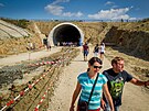 Lid� se mohli pod�vat do p�ipravovan�ho 370 metr� dlouh�ho �elezni�n�ho tunelu...