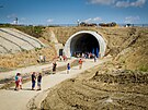 Lid� se mohli pod�vat do p�ipravovan�ho 370 metr� dlouh�ho �elezni�n�ho tunelu...