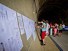 Lid� se mohli pod�vat do p�ipravovan�ho 370 metr� dlouh�ho �elezni�n�ho tunelu...