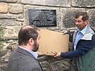 Petr Roj�k a starosta Kraslic Roman Kotil�nek odkr�vaj� pam�tn� desku.