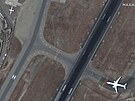 Pohled na letitní plochu kábulského mezinárodního letit (16. srpna 2021)