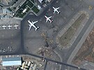 Davy lidí u pistavených letadel na kábulském letiti ekají na evakuaci. (16....