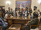 Tálibántí bojovníci pózují ped fotografy v kancelái afghánského prezidenta,...