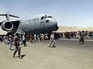 Stovky lidí se chtjí mermomocí dostat do amerického nákladního letadla C-17,...