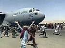 Stovky lidí se chtjí mermomocí dostat do amerického nákladního letadla C-17,...