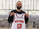 Evan Fournier si na Empire State Building pevzal dres New York Knicks.