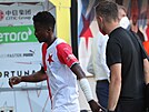 Slávistický fotbalista Peter Olayinka musel v odvet s Ferencvárosem brzy...