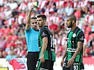 Ihor Charatin z Ferencvárose dostává lutou kartu v odvet 3. pedkola Ligy...