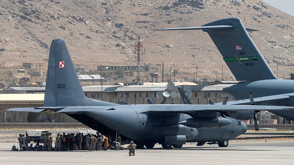 Evakuace afghánských spolupracovník z kábulského letit (17. srpna 2021)