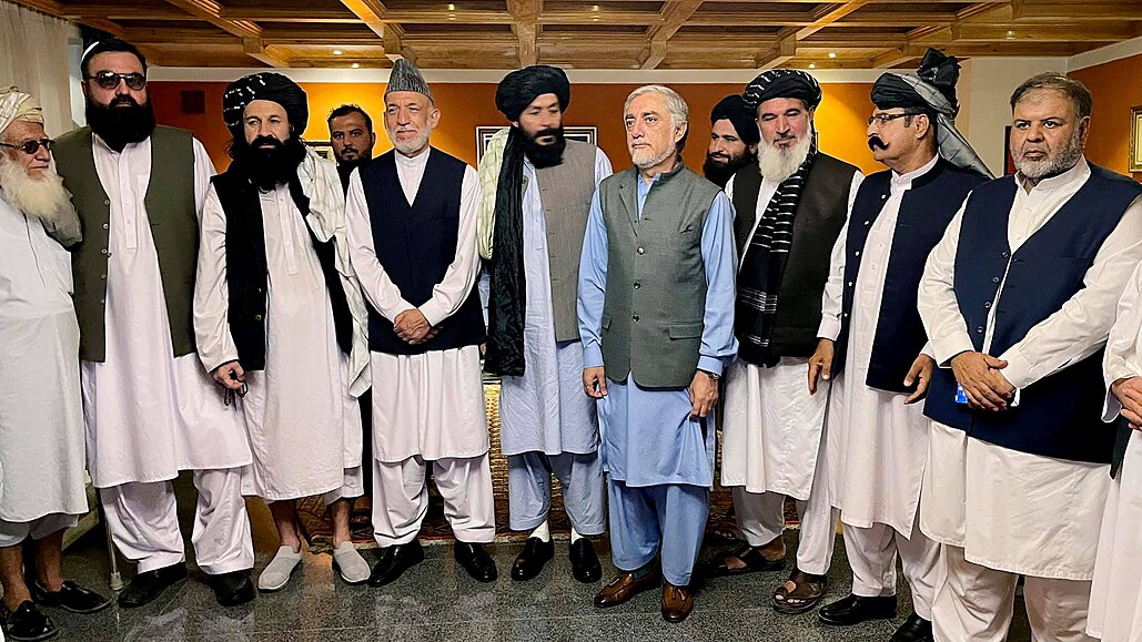 Někdejší afghánský prezident Hamíd Karzáí (čtvrtý zleva) a bývalý předseda...