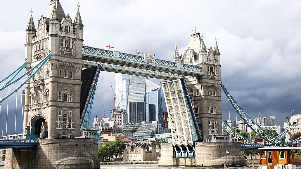 Zvedací londýnský most Tower Bridge se zasekl v otevené poloze, ob strany se...