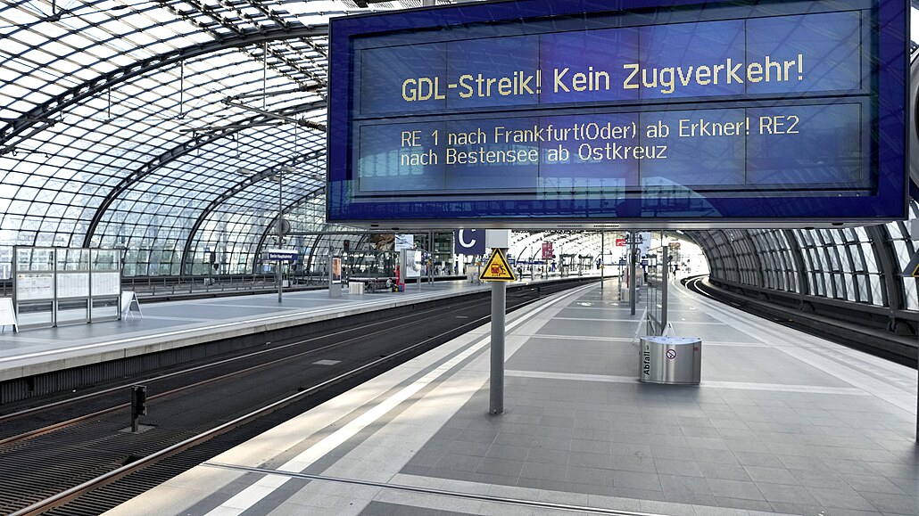 Prázdné nádraží v Berlíně. Německo se potýká se stávkou strojvůdců. (11. srpna...