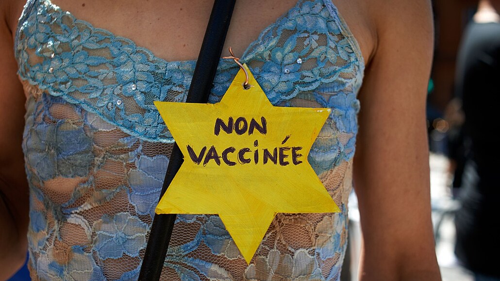 ena má na protestu proti prkazu zdraví v Toulouse na hrudníku pipevnnou...