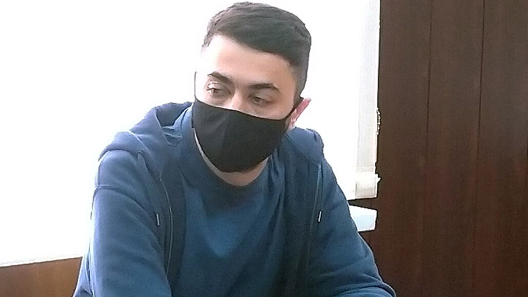 Komik Idrak Mirzalizade ped moskevským soudem (9. srpna 2021)