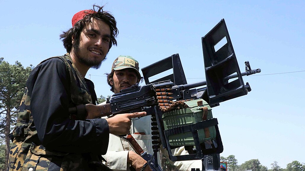 Tálibántí bojovníci steí ulice Heratu. (14. srpna 2021)