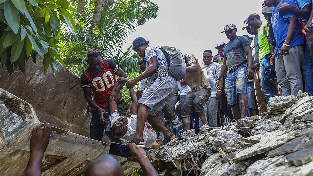 Domy v haitském mst Les Cayes poniené zemtesením. (14. srpna 2021)