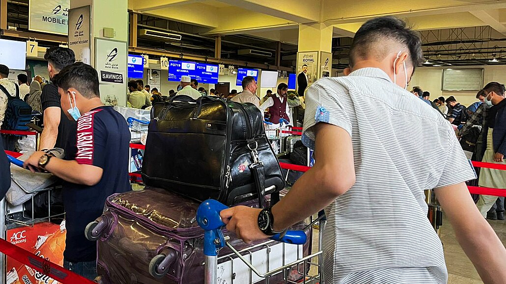Lidé se sna�í odlet�t z mezinárodního leti�t� v afghánském Kábulu. (13. srpna...
