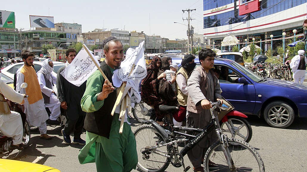 Mu prodává vlajky Talibanu v provincii Herát západn od Kábulu. (14. srpna...