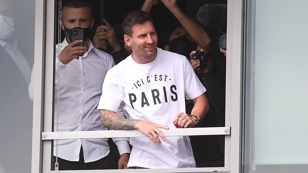 Lionel Messi zdraví fanoušky Paris St. Germain na letišti.